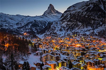 suiza (país) - Night skyline with Matterhorn behind, Zermatt, Wallis or Valais, Switzerland Foto de stock - Con derechos protegidos, Código: 862-07910761