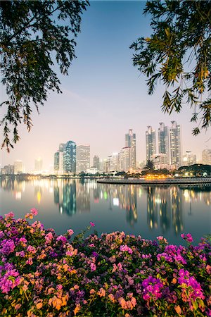 simsearch:862-08091038,k - Thailand, Bangkok. View of the city from Benjakiti park at dusk Foto de stock - Con derechos protegidos, Código: 862-07910814