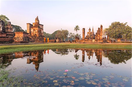simsearch:862-07910315,k - Thailand, Sukhothai Historical Park. Buddhist monks walking to Wat Mahathat temple at sunrise (MR) Stock Photo - Rights-Managed, Code: 862-07910827