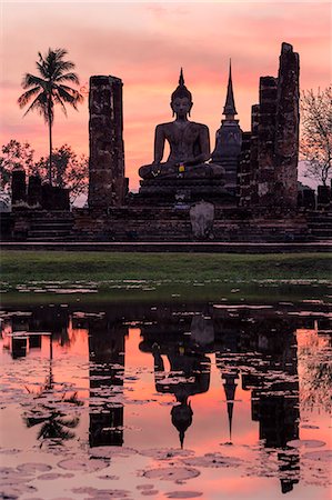 parque histórico de sukhothai - Thailand, Sukhothai Historical Park. Wat Mahathat temple at sunset Foto de stock - Direito Controlado, Número: 862-07910830