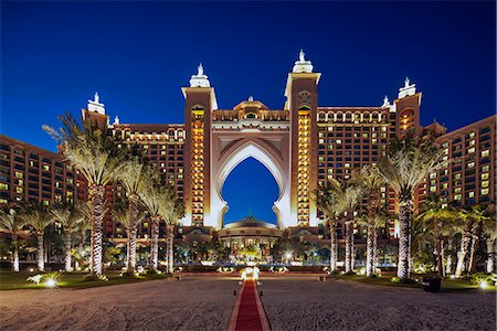 simsearch:862-07910729,k - The beach and the Atlantis 5 star resort complex designed by the architects WATG (Wimberly Alison Tong & Goo) at twilight  on the Palm Jumeirah, Dubai, The United Arab Emirates. Foto de stock - Direito Controlado, Número: 862-07910860