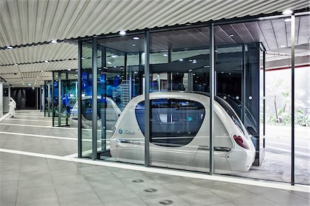 A personal Rapid Transit pod parked in the Masdar PRT station of the Masdar Institute of Science and Technology, Masdar City, Abu Dhabi, United Arab Emirates. Photographie de stock - Rights-Managed, Code: 862-07910863