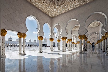 Internal view of the arcade of the Sheikh Zayed Mosque, Al Maqta district of Abu Dhabi, Abu Dhabi, United Arab Emirates. Photographie de stock - Rights-Managed, Code: 862-07910875