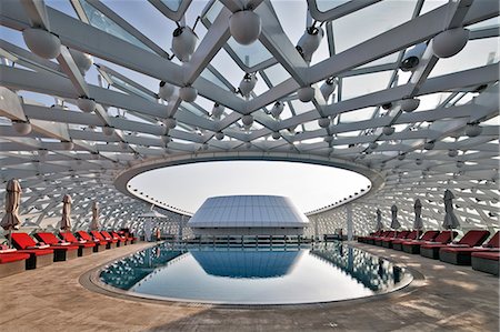Grid shell and swimming pool detail of the Yas Viceroy Abu Dhabi Hotel designed by the architects Asymptote Architecture in Yas West, Abu Dhabi, United Arab Emirates. Stockbilder - Lizenzpflichtiges, Bildnummer: 862-07910879