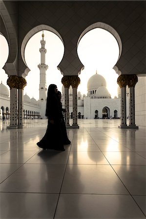 United Arab Emirates, Abu Dhabi. Arabic women walking inside Sheikh Zayed Grand Mosque at sunset Photographie de stock - Rights-Managed, Code: 862-07910887