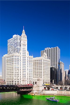 edificio wrigley - USA, Illinois, Chicago. St Patrick's Day Celebrations when the Chicago river is dyed green. Foto de stock - Con derechos protegidos, Código: 862-07910942