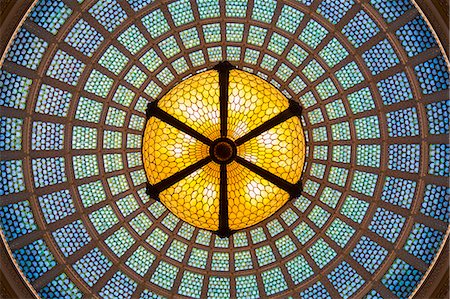 simsearch:862-07910945,k - USA, Illinois, Chicago. The world's largest Tiffany Dome in the Chicago Cultural Center. Foto de stock - Con derechos protegidos, Código: 862-07910952
