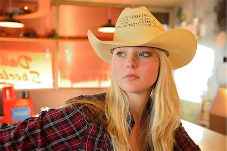 Cowgirl in coffee shop, Flagstaff, Arizona, USA  Model release Photographie de stock - Rights-Managed, Code: 862-07911004