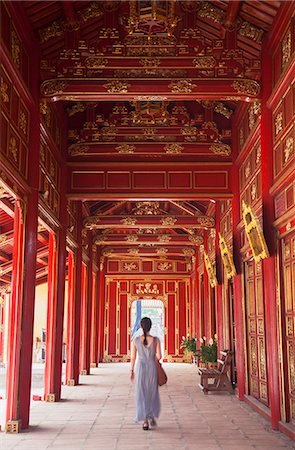 Woman at Imperial Palace in Citadel (UNESCO World Heritage Site), Hue, Thua Thien-Hue, Vietnam (MR) Foto de stock - Con derechos protegidos, Código: 862-07911044