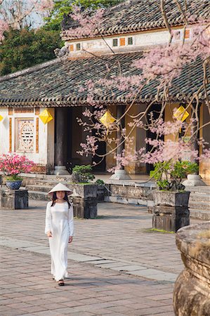 simsearch:862-07911079,k - Woman wearing Ao Dai dress at Right House inside Citadel, Hue, Thua Thien-Hue, Vietnam (MR) Fotografie stock - Rights-Managed, Codice: 862-07911054