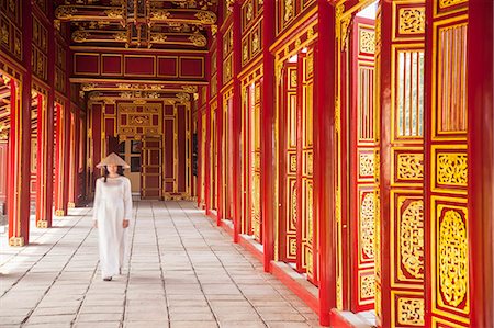 Woman wearing Ao Dai dress in Imperial Palace inside Citadel, Hue, Thua Thien-Hue, Vietnam (MR) Fotografie stock - Rights-Managed, Codice: 862-07911056