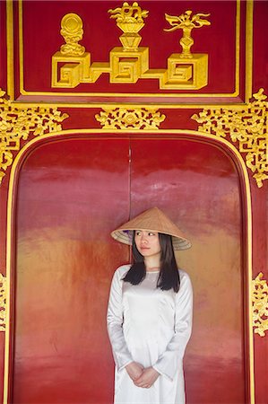 simsearch:862-07911114,k - Woman wearing Ao Dai dress in Imperial Palace inside Citadel, Hue, Thua Thien-Hue, Vietnam (MR) Fotografie stock - Rights-Managed, Codice: 862-07911058