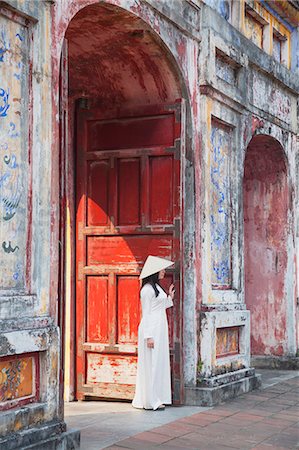 Woman wearing Ao Dai dress at Dien Tho inside Citadel, Hue, Thua Thien-Hue, Vietnam (MR) Photographie de stock - Rights-Managed, Code: 862-07911064