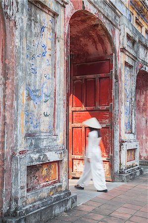 Woman wearing Ao Dai dress at Dien Tho inside Citadel, Hue, Thua Thien-Hue, Vietnam (MR) Foto de stock - Con derechos protegidos, Código: 862-07911063