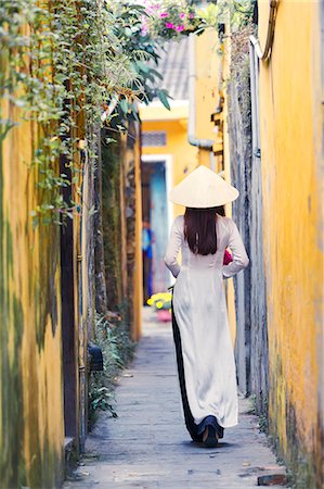 Vietnam, Hoi An. Young vietnamese girl with Ao Dai dress walking in a alley (MR) Photographie de stock - Rights-Managed, Code: 862-07911118