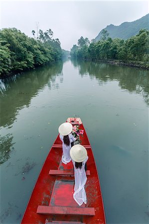 simsearch:862-07911079,k - Vietnam, Perfume river. Young vietnamese girls on a boat going to the Perfume pagoda (MR) Fotografie stock - Rights-Managed, Codice: 862-07911121