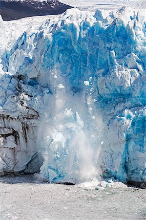 Argentina, Perito Moreno Glacier, Los Glaciares National Park, Santa Cruz Province.  A section of the massive Perito Moreno glacier calving.  This is a frequent occurrence as the glacier advances relentlessly. Foto de stock - Con derechos protegidos, Código: 862-08089925