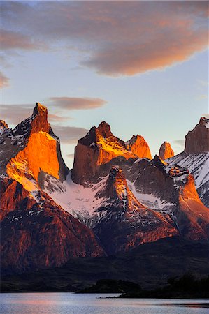 Chile, Torres del Paine, Magallanes Province. Sunrise over the peaks of Cuernos del Paine. The notable formation of contrasting igneous, sedimentary and metamorphic rocks is unique in the world. Foto de stock - Con derechos protegidos, Código: 862-08090053