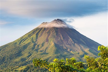 Costa Rica, Alajuela, La Fortuna. The Arenal Volcano at sunrise. Although classed as active the volcano has not shown any explosive activity since 2010. Photographie de stock - Rights-Managed, Code: 862-08090067