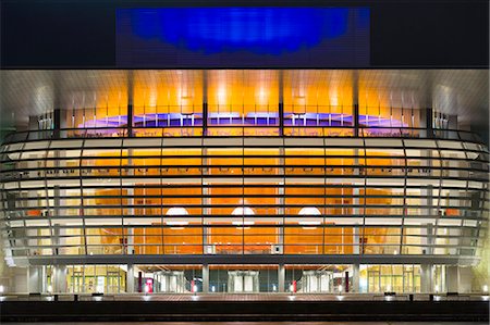 danés (perteneciante a dinamarca) - Denmark, Hillerod, Copenhagen. The Royal Opera House at night. Foto de stock - Con derechos protegidos, Código: 862-08090095