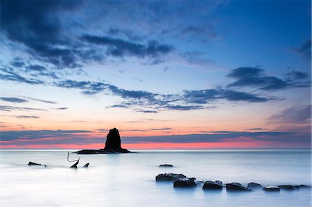 United Kingdom, England, North Yorkshire, Whitby. The wreck of the Admiral von Tromp and the sea stack known as Black Nab at Saltwick Bay. Stockbilder - Lizenzpflichtiges, Bildnummer: 862-08090137