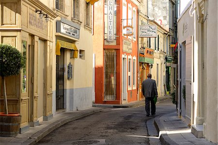 Man walking in one of the many streets in Arles, Provence Alpes Cote d'Azur, France, Europe Stockbilder - Lizenzpflichtiges, Bildnummer: 862-08090146