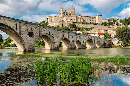 St. Nazaire Cathedral and Pont Vieux or Old Bridge, Beziers, Languedoc-Roussillon, France Photographie de stock - Rights-Managed, Code: 862-08090143