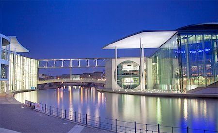 river spree - Germany, Berlin. The Marie Elisabeth Luders Haus and the Paul Lobe Haus over the river Spree part of the parliamentary buildings. Photographie de stock - Rights-Managed, Code: 862-08090263