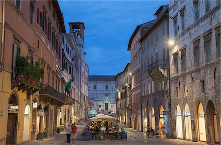 Outdoor restaurants on Corso Vannucci at dusk, Perugia, Umbria, Italy Stock Photo - Rights-Managed, Code: 862-08090321