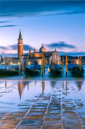 Italy, Veneto, Venice. High tide coming to Riva degli Schiavoni at dawn Foto de stock - Con derechos protegidos, Código: 862-08090404