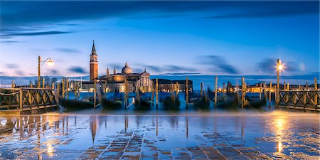 Italy, Veneto, Venice. High tide coming to Riva degli Schiavoni at dawn Foto de stock - Con derechos protegidos, Código: 862-08090403