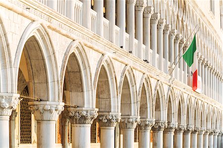 simsearch:600-01693999,k - Italy, Veneto, Venice. Detail of the colonnade of Doges palace Fotografie stock - Rights-Managed, Codice: 862-08090433