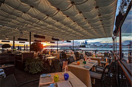 simsearch:862-06542552,k - Cip's Club restaurant of the 5 star Hotel Cipriani, at sunset, looking towards St. Maria della Salute Basilica, Giudecca, Venice, Veneto, Italy. Foto de stock - Con derechos protegidos, Código: 862-08090479