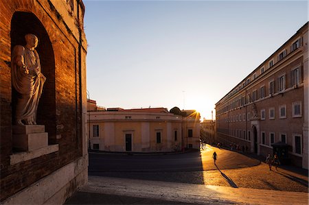 silhoutted - Europe, Italy, Lazio, Rome, girl on a sunset lit street Foto de stock - Con derechos protegidos, Código: 862-08090495