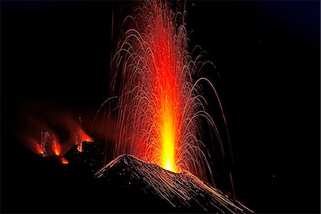 stromboli island - Eruption of the volcano Stromboli, Aeolian, or Aeolian Islands, Sicily, Italy, Europe Photographie de stock - Rights-Managed, Code: 862-08090536