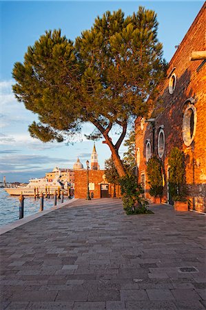 Facade detail of the 5 star Hotel Cipriani, at sunset, Giudecca, Venice, Veneto, Italy. Photographie de stock - Rights-Managed, Code: 862-08090538