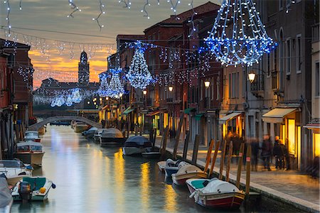 string of lights - Europe, Italy, Veneto, Venice, Murano, Christmas decoration on a canal Photographie de stock - Rights-Managed, Code: 862-08090574