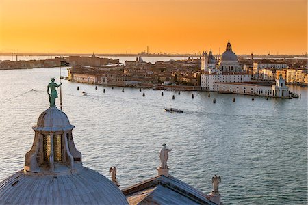 santa maria della salute - Top view of Giudecca canal at sunset from San Giorgio Maggiore island, Venice, Veneto, Italy Foto de stock - Con derechos protegidos, Código: 862-08090615