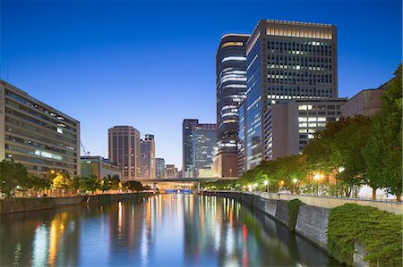 Skyscrapers on Nakanoshima island at dusk, Kita, Osaka, Kansai, Japan Stockbilder - Lizenzpflichtiges, Bildnummer: 862-08090633