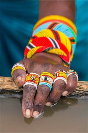 simsearch:862-08090672,k - Kenya, Samburu County, Serolevi. A Samburu girl' s brightly-coloured beaded rings and bracelets. Foto de stock - Con derechos protegidos, Código: 862-08090666