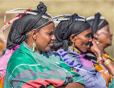 simsearch:862-08704977,k - Kenya, Marsabit County, Kalacha.  Gabbra women wear traditional metal headbands known as malmal.  They are made from old aluminium cooking pots. Photographie de stock - Rights-Managed, Code: 862-08090888