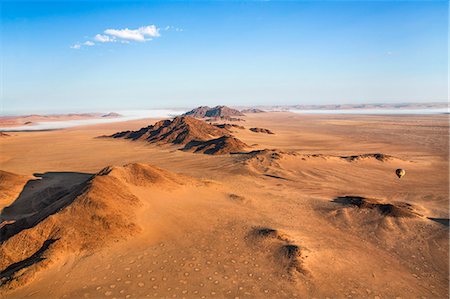simsearch:862-08091421,k - Africa, Namibia, Namib Desert, Sossusvlei. Hot air balloon floating over the Sossusvlei. Fotografie stock - Rights-Managed, Codice: 862-08090966