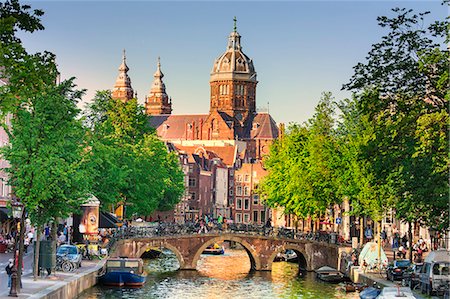 Netherlands, North Holland, Amsterdam. Oudezijds Achterburgwal Canal and Saint Nicholas Church (St Nicolaas Kerk) Photographie de stock - Rights-Managed, Code: 862-08090979