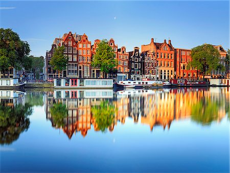 Netherlands, North Holland, Amsterdam. Typical houses and houseboats on Amstel river. Photographie de stock - Rights-Managed, Code: 862-08090973