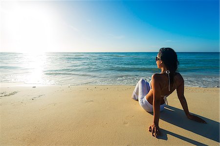 South East Asia, Philippines, The Visayas, Cebu, Bantayan Island, Sugar Beach, girl relaxing on the beach (MR) Foto de stock - Con derechos protegidos, Código: 862-08091001