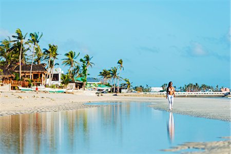 sugar beach - South East Asia, Philippines, The Visayas, Cebu, Bantayan Island, Sugar Beach, girl walking on the beach (MR) Foto de stock - Con derechos protegidos, Código: 862-08091002