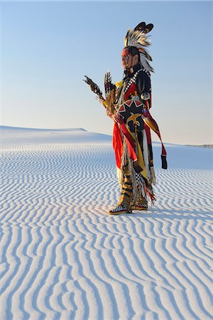 Native American in full regalia, White Sands National Monument, New Mexico, USA MR Photographie de stock - Rights-Managed, Code: 862-08091424