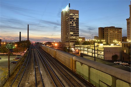 simsearch:862-08091487,k - USA, Alabama, Birmingham, train tracks in downtown at dusk Stockbilder - Lizenzpflichtiges, Bildnummer: 862-08091486