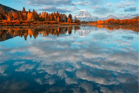 far west - USA, Wyoming, Rockies, Rocky Mountains, Grand Teton, National Park, reflections of clouds and mount Moran at the Oxbow bend of the Snake river Photographie de stock - Rights-Managed, Code: 862-08091558
