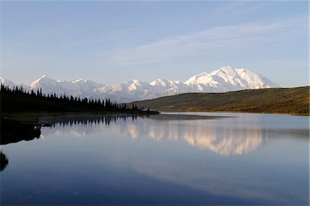 simsearch:862-03437488,k - Alaska, USA, Denali National Park. Mt McKinley (Denali) and part of the Alaska Range reflected in Wonder Lake at sunrise, Denali National Park Foto de stock - Con derechos protegidos, Código: 862-08274103